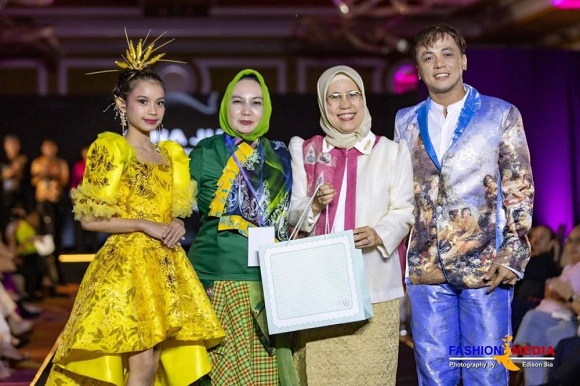 Puan Aspekraf Riau dan Batik Kiambang Bertaut  Hadir di Manila International Fashion Week