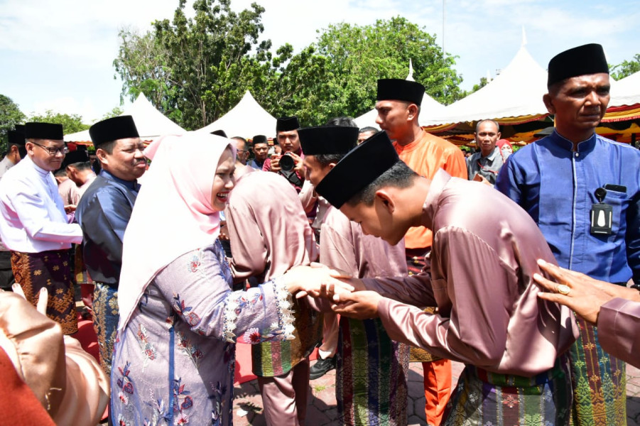 Bupati Kasmarni Berangkatkan 68 Peserta Menuju MTQ Riau di Dumai