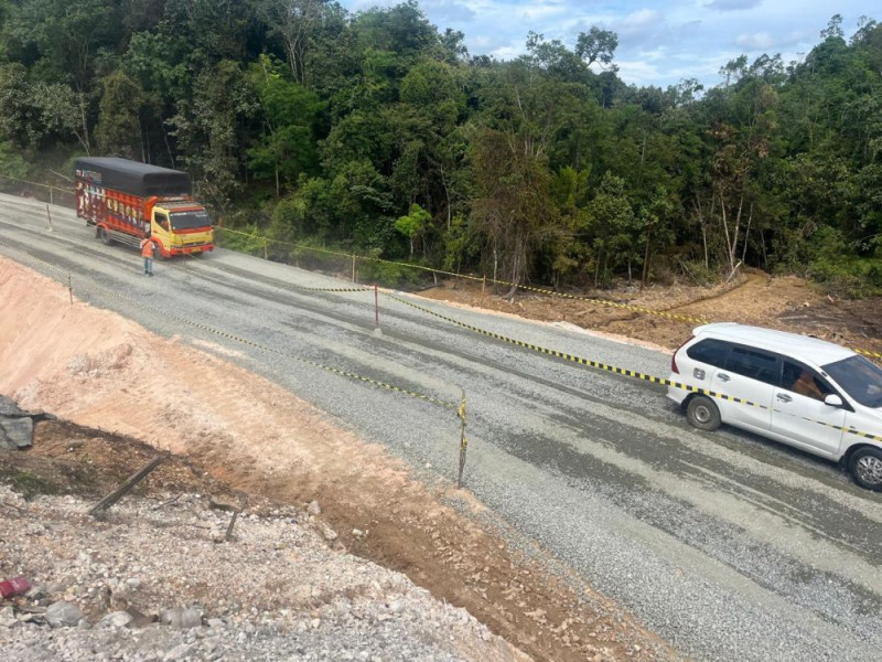 Lalu Lintas Lancar Saat Ujicoba Pembukaan Jalan Lintas Riau-Sumbar yang Longsor di Kampar