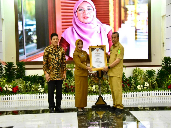 Kampar Raih Penghargaan UHC dengan Persentase 97,70 Persen