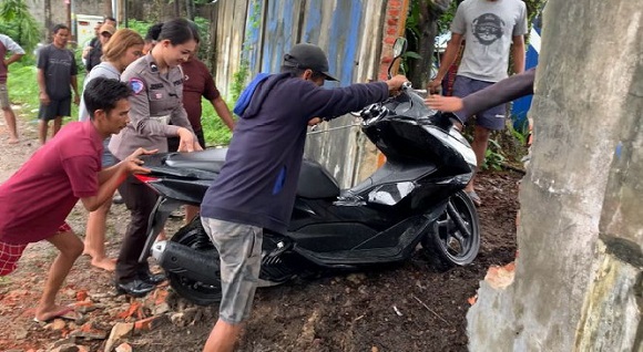 Buka Akses Jalan Warga Terdampak Banjir, Ditlantas Polda Riau Jebol Pagar Tembok