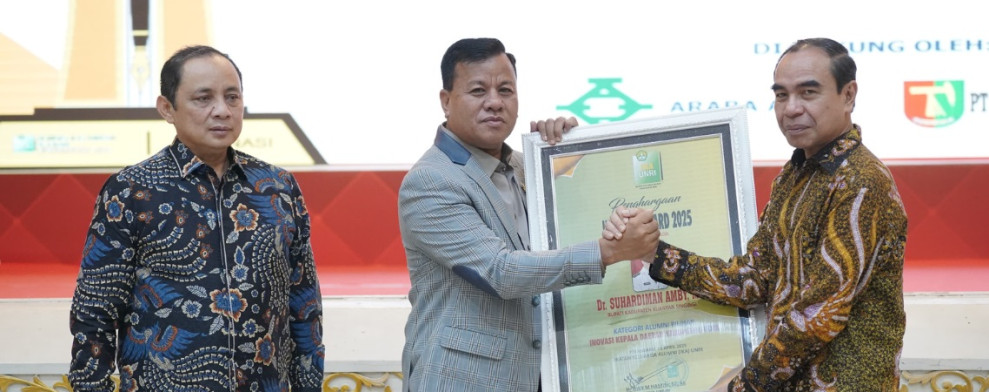 Bupati Kuansing Raih Penghargaan Kategori Alumni Pilihan 