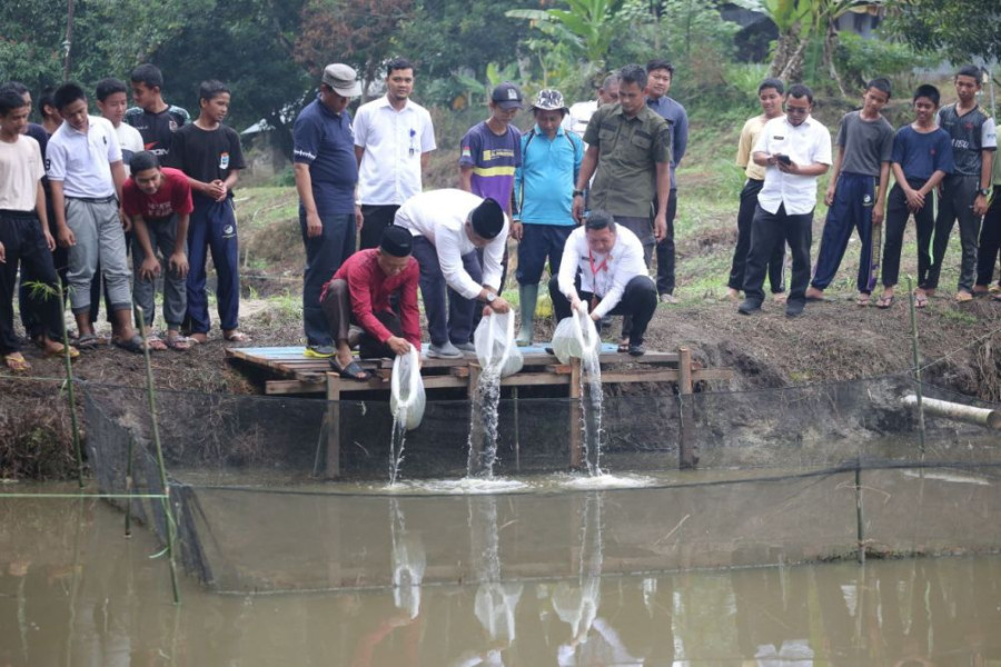 Pemprov Riau Serahkan 3.000 Bibit Ikan Patin untuk Pondok Modern Al-Kautsar Pekanbaru