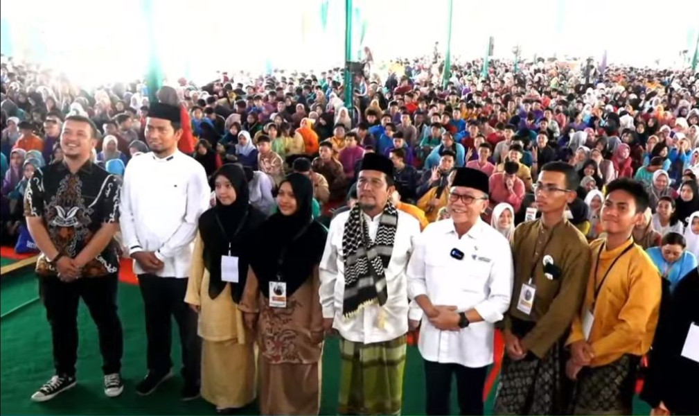 Diserahkan Mendag, 100 Mahasiwa Umri Terima Bantuan Beasiswa Rp300 Juta