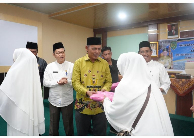 Pj Bupati Herman Lepas 85 JCH Anggota Korpri Inhil dengan Prosesi Tepuk Tepung Tawar