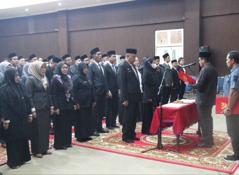 Sekda Abdul Karim Lantik 54 Pejabat Pemkab Pelalawan