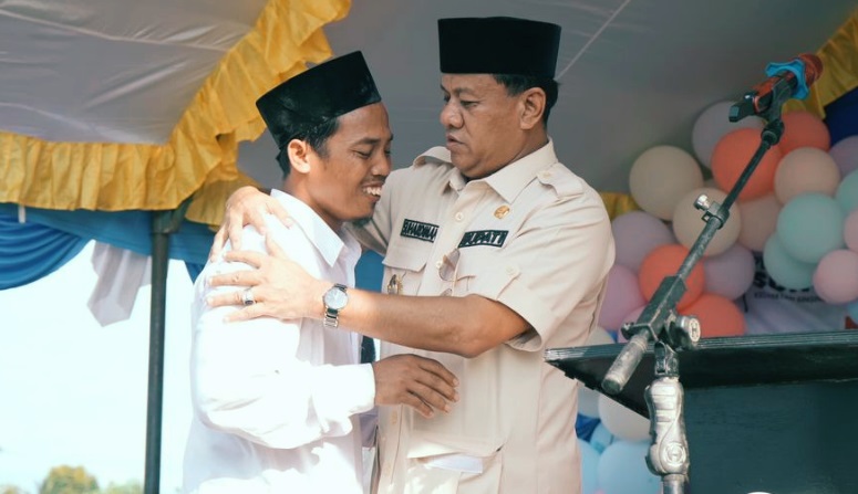 Mujahidin Menangis Haru Usai Terima Hadiah Umrah dari Bupati Kuansing