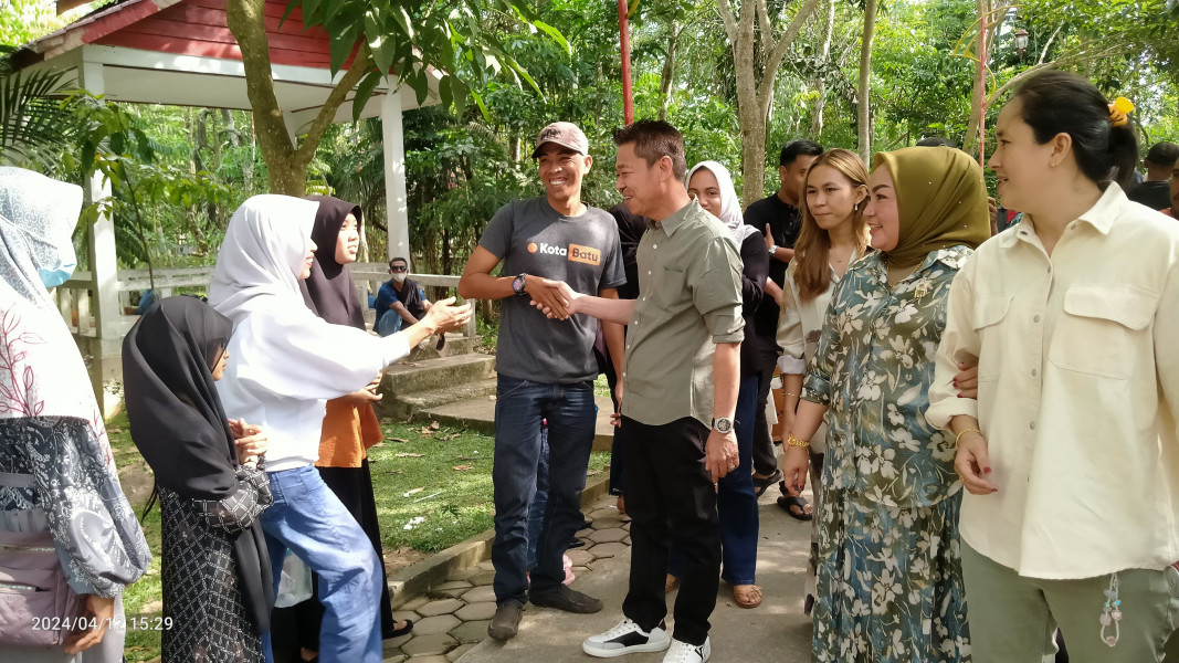 Rayakan Lebaran Idul Fitri, Bupati Rohil Bersama Keluarga Kunjungi Taman Hutan Kota Bagansiapiapi