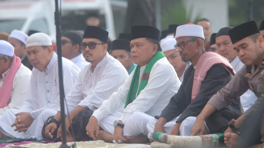 Bupati Asmar Salat Idul Adha di Halaman Kantor Bupati