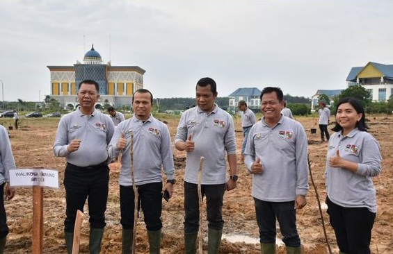 Ketua DPRD Pekanbaru Hadiri Penanaman Bibit Pohon Raker Komwil 1 Apeksi 2024
