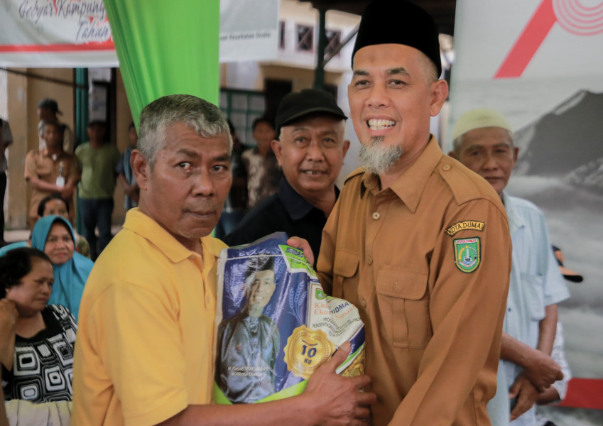 Wako Dumai Serahkan Bantuan Beras Secara Bergilir di Kelurahan Se Kecamatan Bukit Kapur