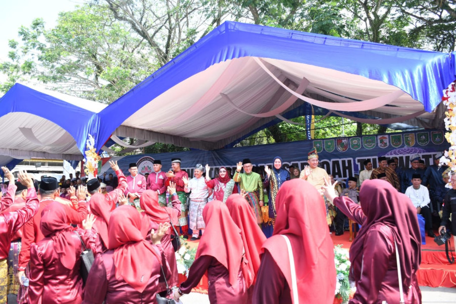Bupati Kasmarni Semangati Kafilah Bengkalis Saat Pawai Ta'aruf MTQ Riau di Inhu