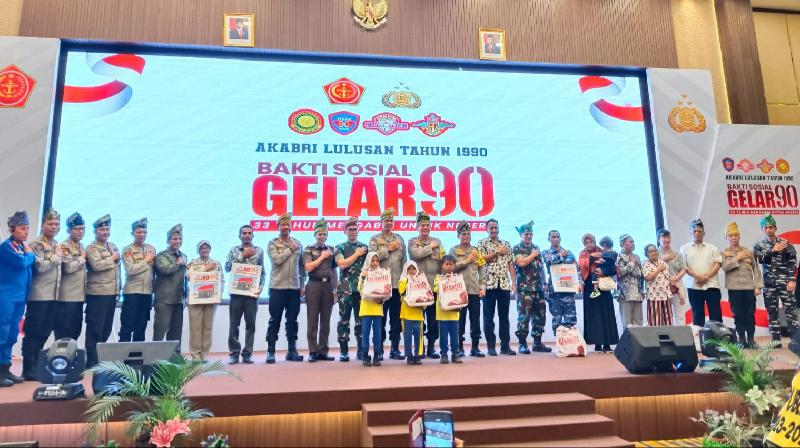 Alumni Akabri 90 Berikan Bansos Kepada 200 Keluarga Berisiko Stunting di Riau