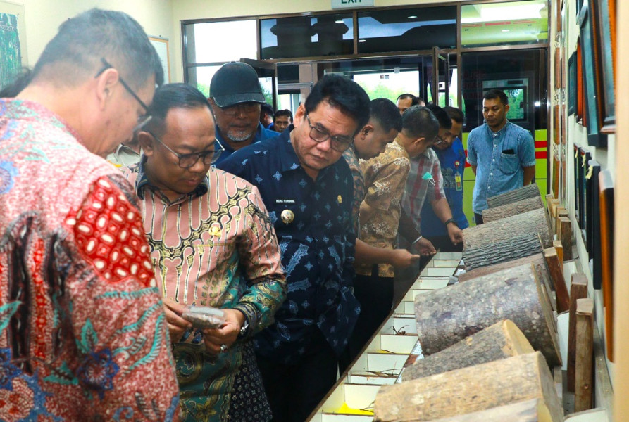Pjs Bupati Siak Dampingi Pj Gubernur Riau Kunjungi PT Indah Kiat