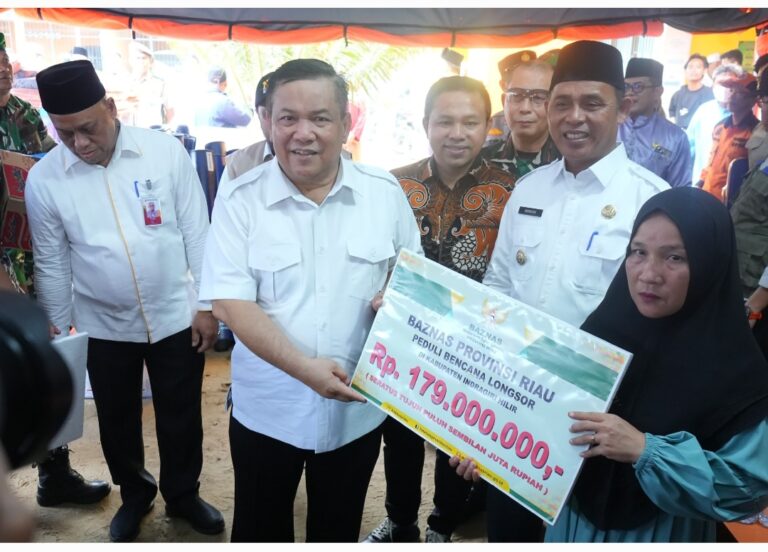 Pj Bupati Dampingi Pj Gubri Salurkan Bantuan Sosial di Tembilahan Hulu