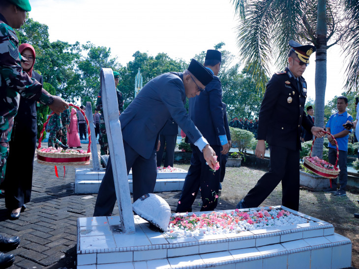 Asisten III dan Forkopimda Kampar Ziarah dan Tabur Bunga di Makam Pahlawan Kusuma Eka Bakti Bangkinang