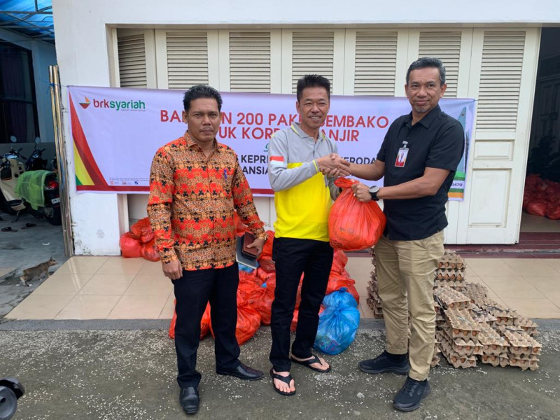 Banjir Belum Surut, BRK Syariah Kirim Bantuan 200 Paket Sembako Kepada Korban di Rohil