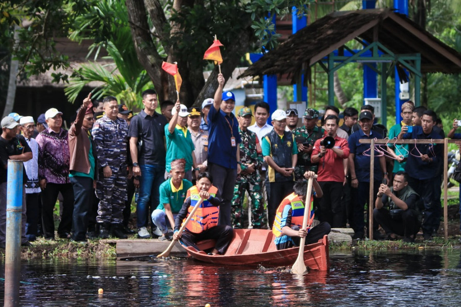 Bupati Asmar Buka Pacu Sampan Telaga Air Merah