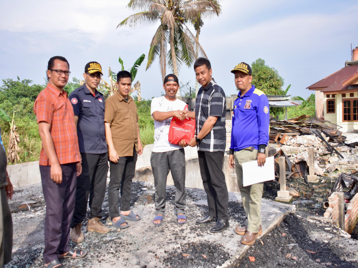 Pj Sekda Kampar Salurkan Bantuan di Kecamatan Tambang