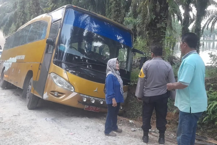 Bus Wisata Ditumpangi Guru Pekanbaru Terperosok di Henferd Land Kampar