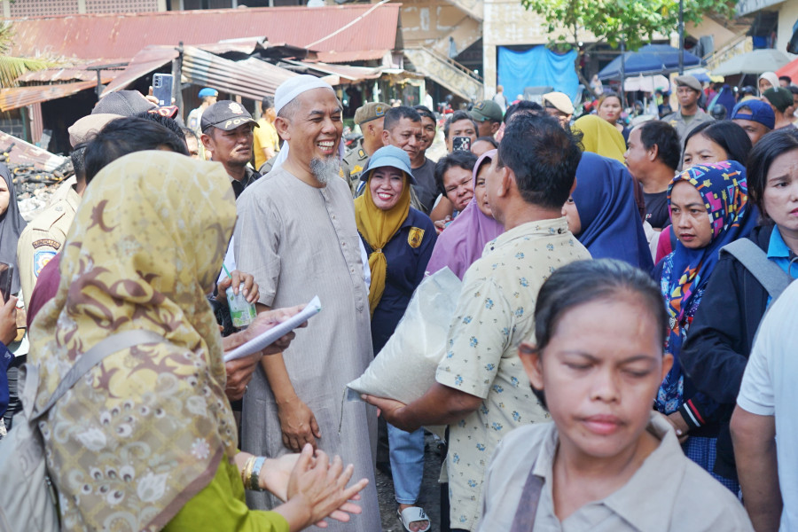 Wako Dumai Salurkan Bansos untuk Pedagang Korban Kebakaran Pasar Pulau Payung