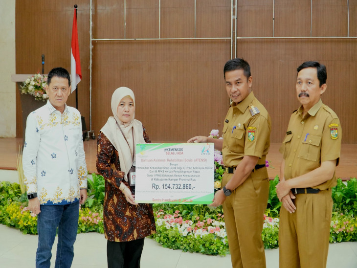 Bupati Kampar Salurkan Bantuan ATENSI Bagi Kelompok Rentan dan Eks Napi Bersama Kemensos RI