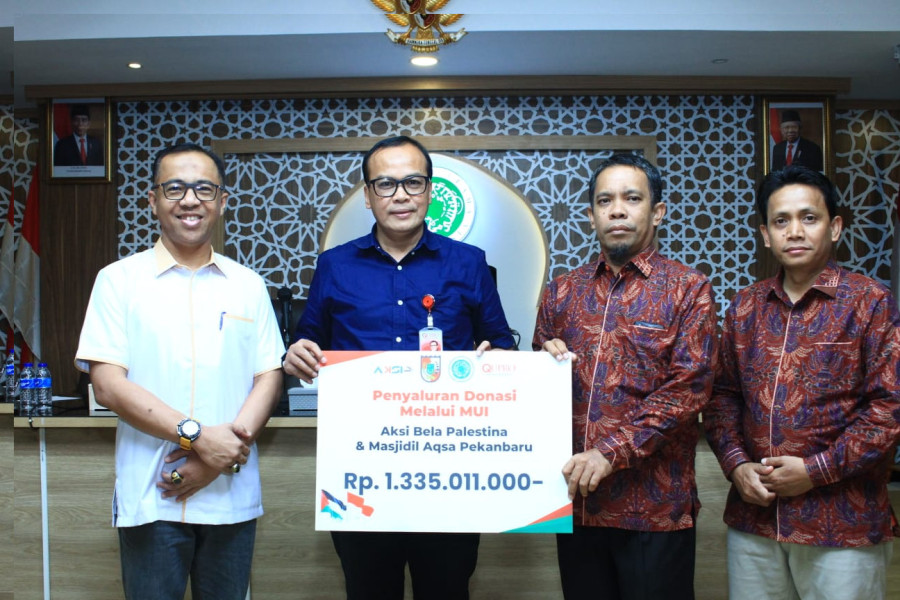 Ketua MUI Pekanbaru Serahkan ke MUI Pusat Donasi Masyarakat untuk Rakyat Palestina