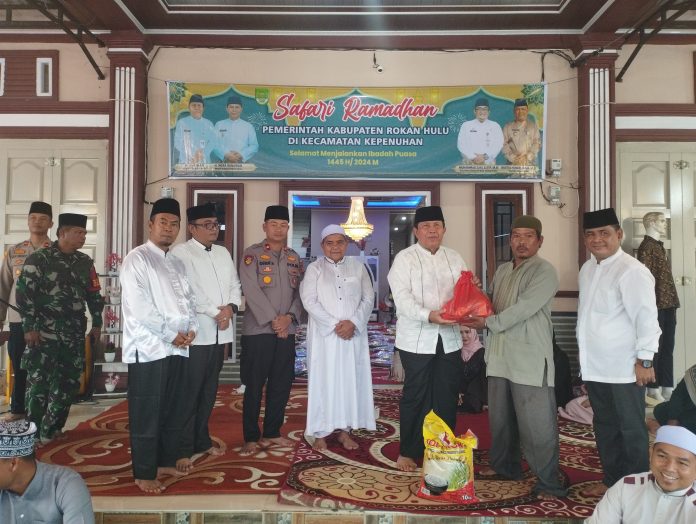 Bupati Sukiman Salurkan Bantuan untuk Anak yatim dan Fakir Miskin di Kecamatan Kepenuhan