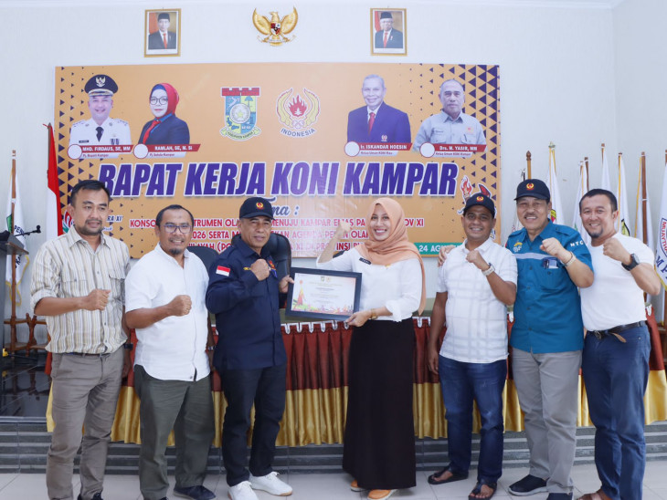 Yusi Firdaus Terima Penghargaan Sebagai Tokoh Olahraga Kabupaten Kampar