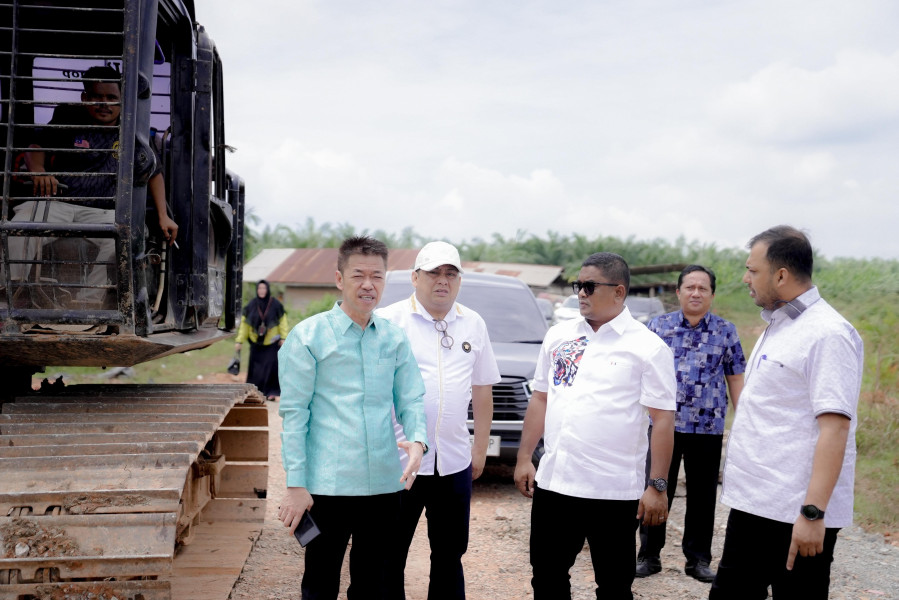 Bupati Rohil Tinjau Kondisi Jalan Lintas Pesisir dan Kubu yang akan Segera Diperbaiki