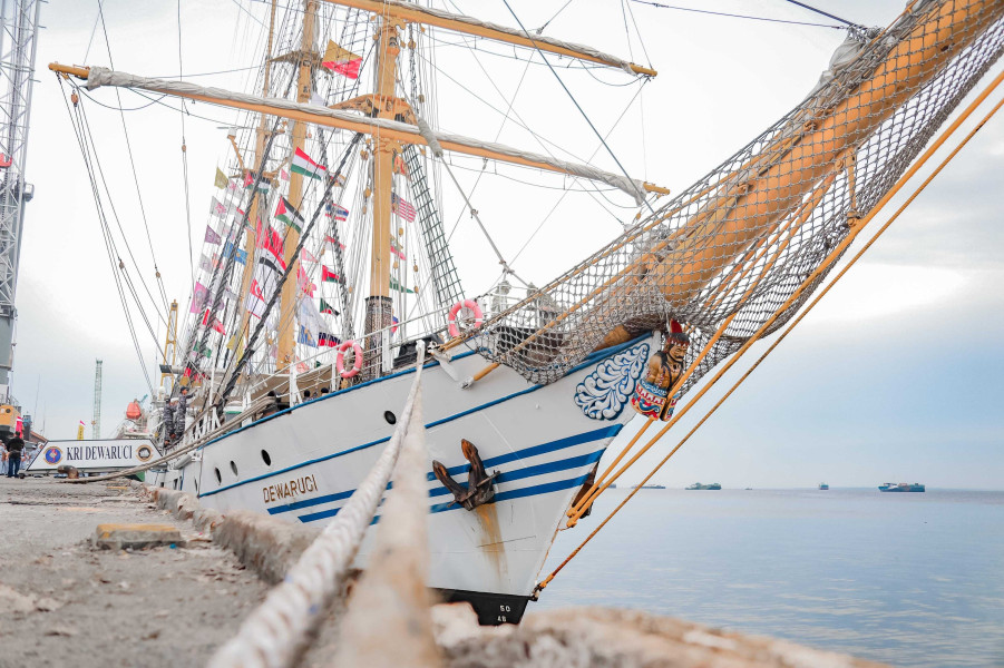 Berlabuh di Kota Dumai, Ini Penampakan Kapal Legendaris KRI Dewaruci