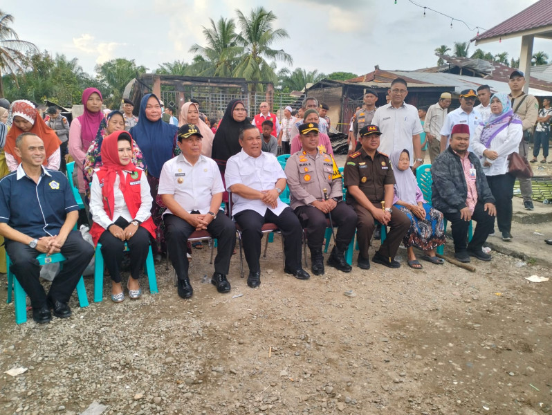 Salurkan Bantuan, Pj Gubri dan Bupati Tinjau Korban Kebakaran di Pasar Langkitin