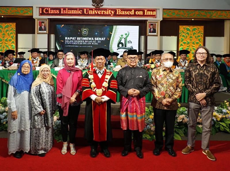 Rektor UIR Beri Penghargaan Kepada Enam Gubernur Riau dan Prof. Stefan Koos