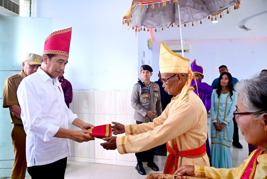 Tiba di Kepulauan Talaud, Presiden Jokowi Dianugerahi Gelar Adat