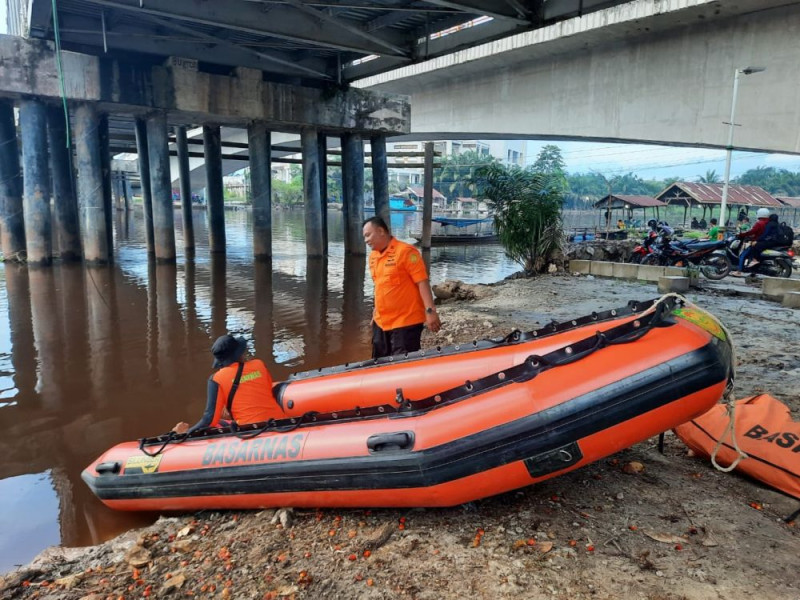 Tim Basarnas Lakukan Pencarian Pria yang Terjun ke Sungai dari Jembatan Siak II