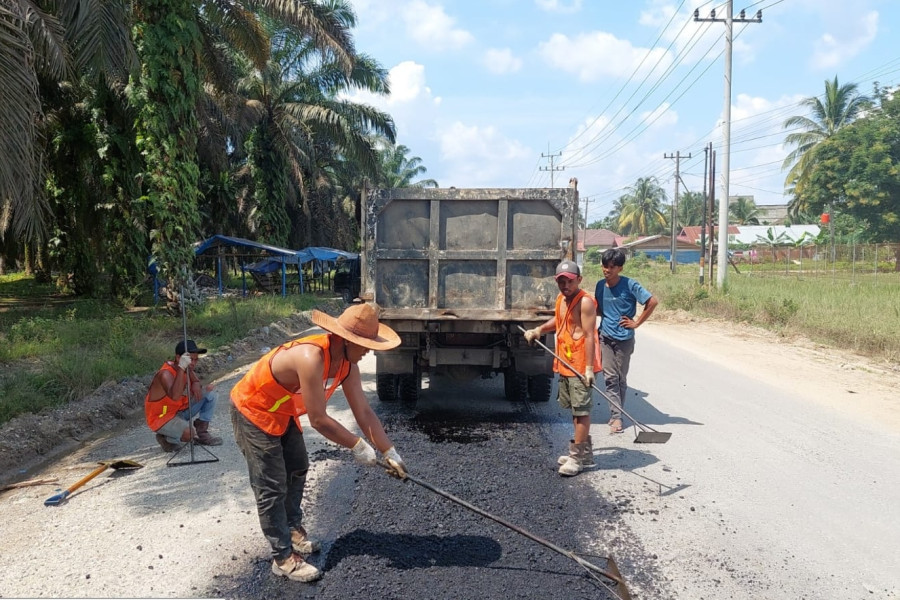 Pj Gubri Minta Dinas PUPR Gesa Perbaikan Jalan Berlubang di Riau