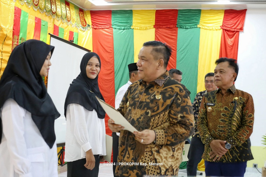 Pj Gubri Serahkan SK PPPK Guru di Meranti, Asmar Ucapkan Terima Kasih