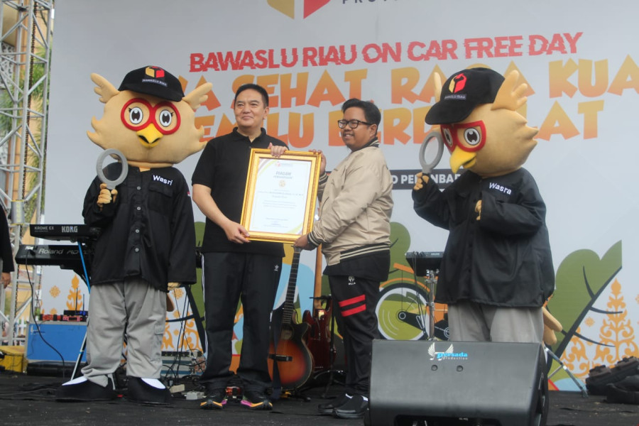 Pengawasan Pemilu, Kapolda Riau Diberi Penghargaan oleh Bawaslu