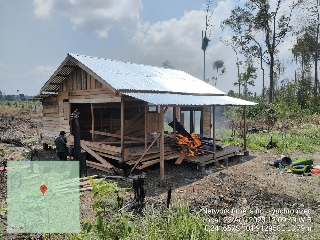 Petugas Balai Bakar Tiga Pondok Warga di Taman Nasional Teso Nelo