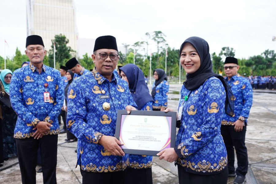 20 ASN Berprestasi Terima Penghargaan dari Pj Gubri Rahman Hadi