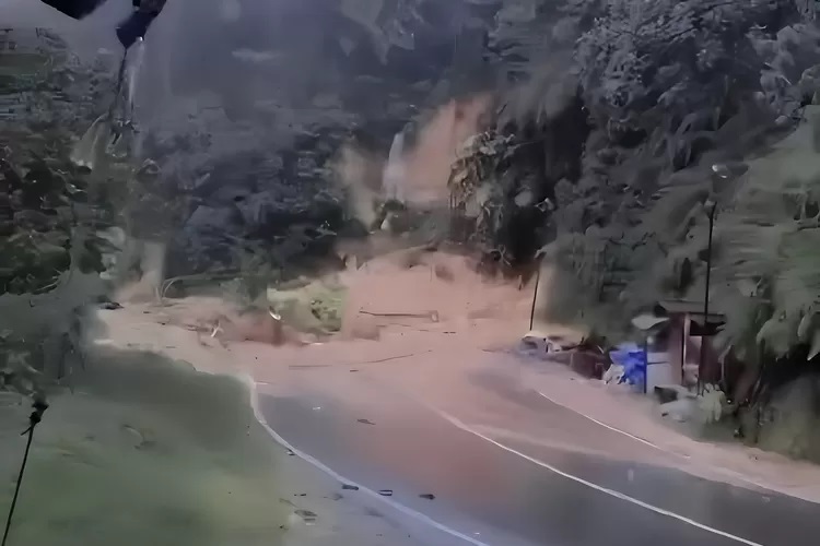 Gawat! Akses Jalur Utama Sumbar-Riau Putus Total Akibat Longsor