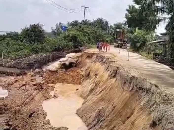 Jalan Lintas Rengat-Tembilahan di Desa Pekantua Longsor, Dinas PUPR-PKPP Riau Turunkan Tim