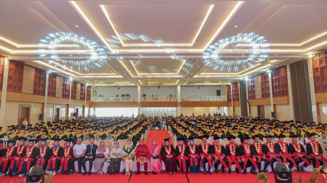 688 Mahasiswa Universitas Abdurrab dan STIE Iqra Annisa Pekanbaru Diwisuda