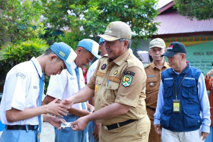Bupati Siak Sambangi SMA Negeri 1 Sungai Apit