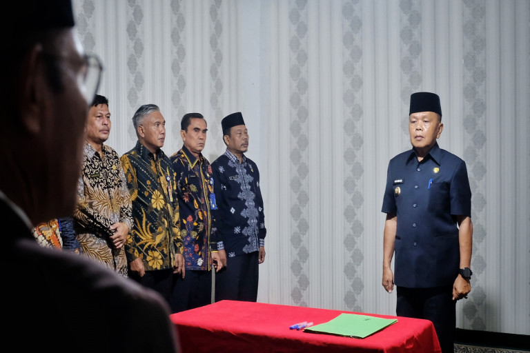 Plt Bupati Asmar Lantik 3 Kadis dan 2 Pejabat Fungsional