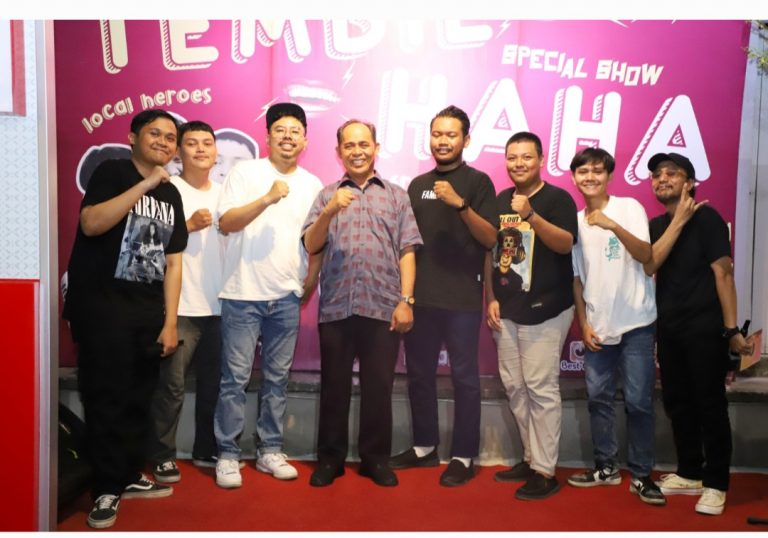 Pj Bupati Apresiasi Kreativitas Anak Muda Tembilahan dalam Tampilan Stand Up Comedy