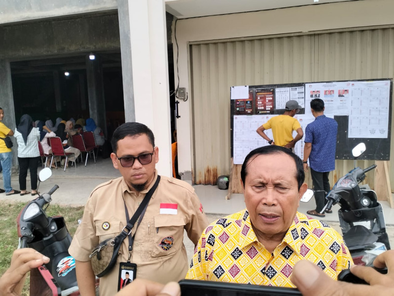 Bupati Rokan Hulu H Sukiman Berikan Hak Suaranya di TPS 20