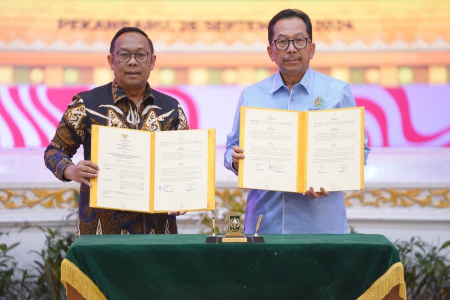 Pj Gubri Bersama Kajati Riau Tandatangani Nota Kesepahaman Bantuan Hukum