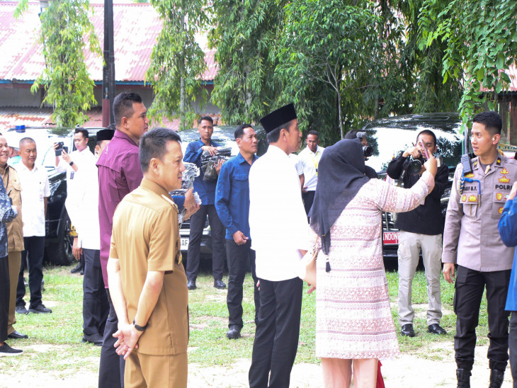 Jokowi Sapa Masyarakat Kampar Sambil Bagi-Bagi Sembako