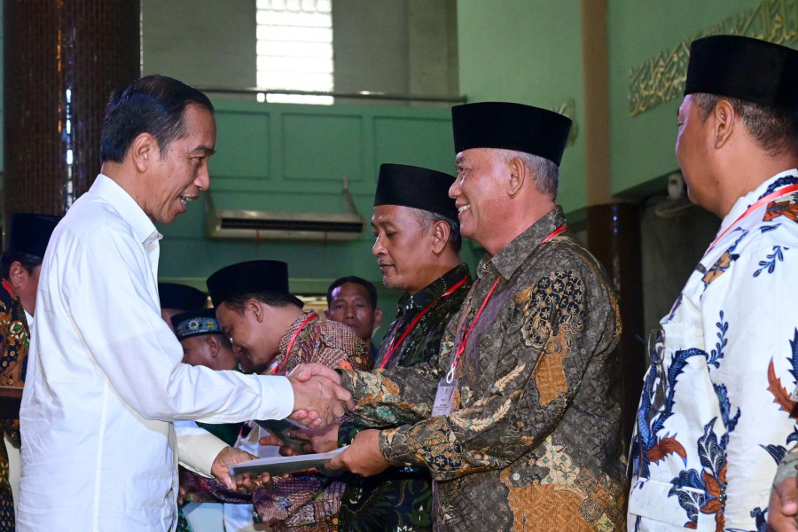 Serahkan Sertifikat Wakaf, Presiden Jokowi: Agar Tidak Terjadi Sengketa Lahan